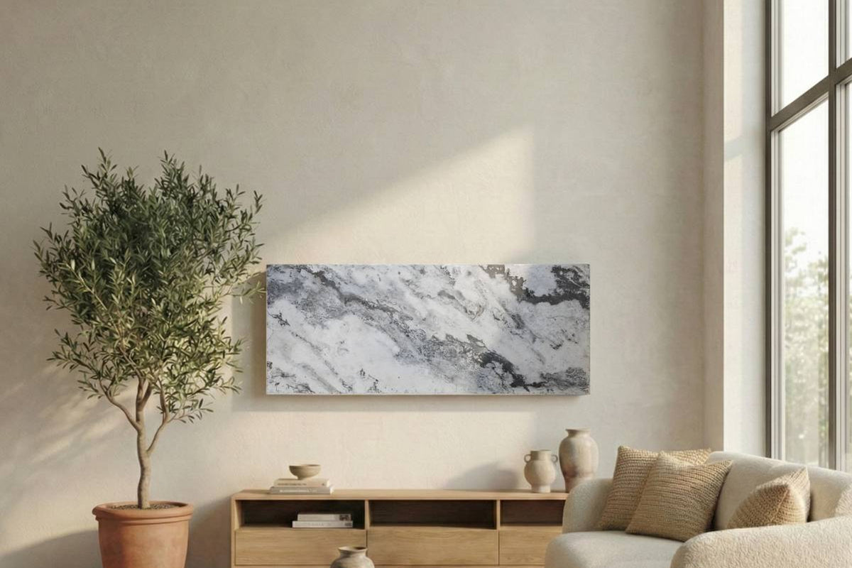 Marwona Qarama-Natursteinheizung 800 Watt mit grau-weißer Maserung, quer an der Wand montiert (KI-generierte Raumillustration)