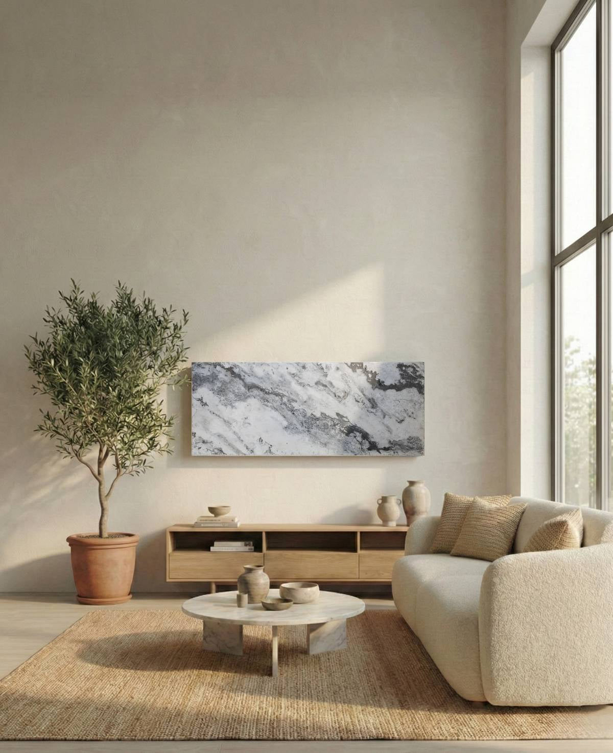Marwona Qarama-Natursteinheizung 800 Watt, quer an einer freien Wohnzimmerwand (KI-generierte Raumillustration).