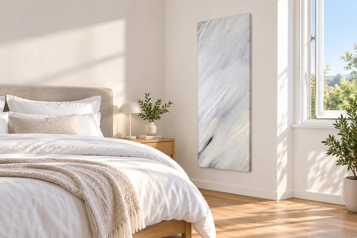 Marmor-Infrarotheizung in einem hellen, aufgeräumten Schlafzimmer mit glatten Oberflächen (KI-generierte Illustration)